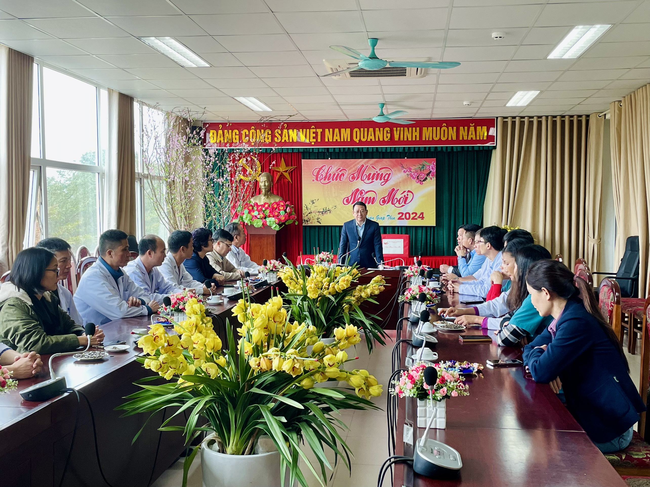 ĐỒNG CHÍ PHÓ BÍ THƯ HUYỆN ỦY - CHỦ TỊCH UBND HUYỆN MÊ LINH CHÚC TẾT CÁN BỘ BỆNH VIỆN ĐA KHOA HUYỆN MÊ LINH DỊP TẾT NGUYÊN ĐÁN GIÁP THÌN 2024