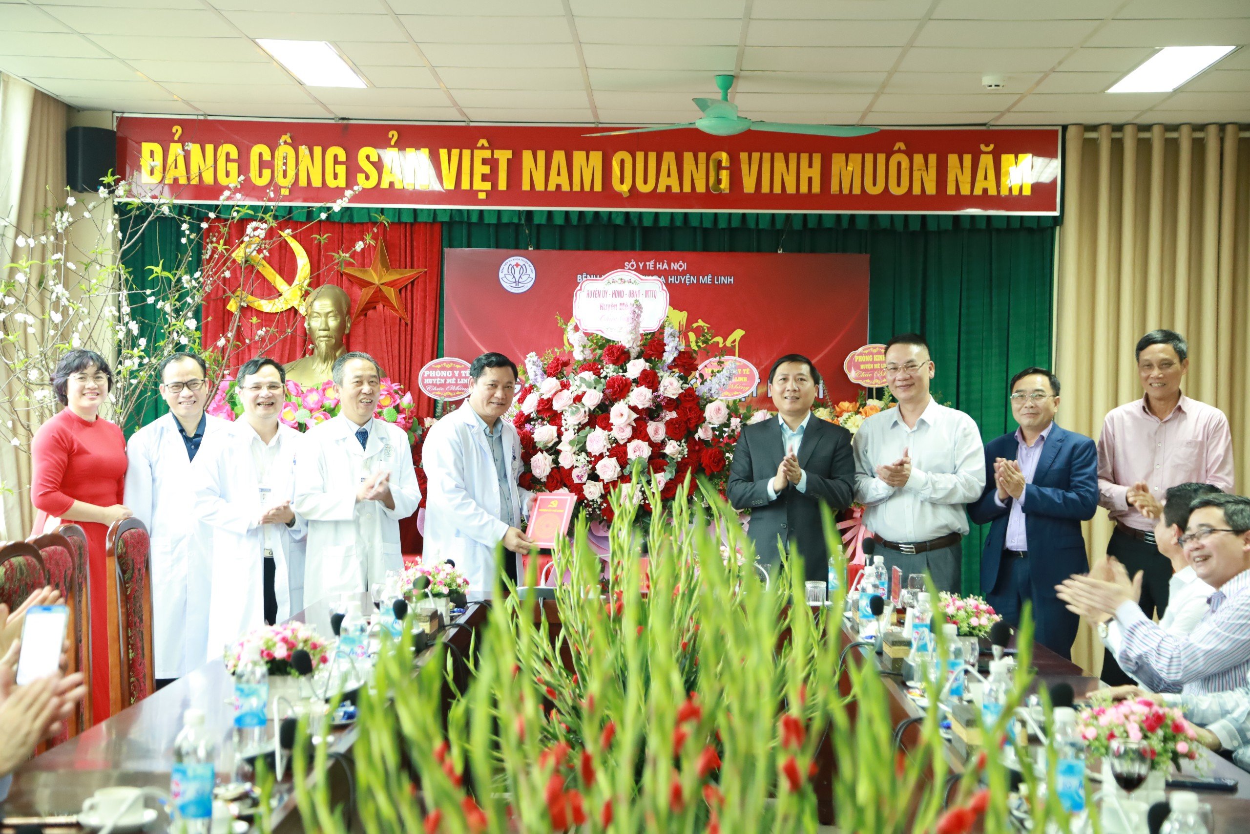 Bí thư Huyện ủy Nguyễn Thanh Liêm thăm, chúc mừng ngày Thầy thuốc Việt Nam 27/2 tại Bệnh viện Đa khoa huyện Mê Linh