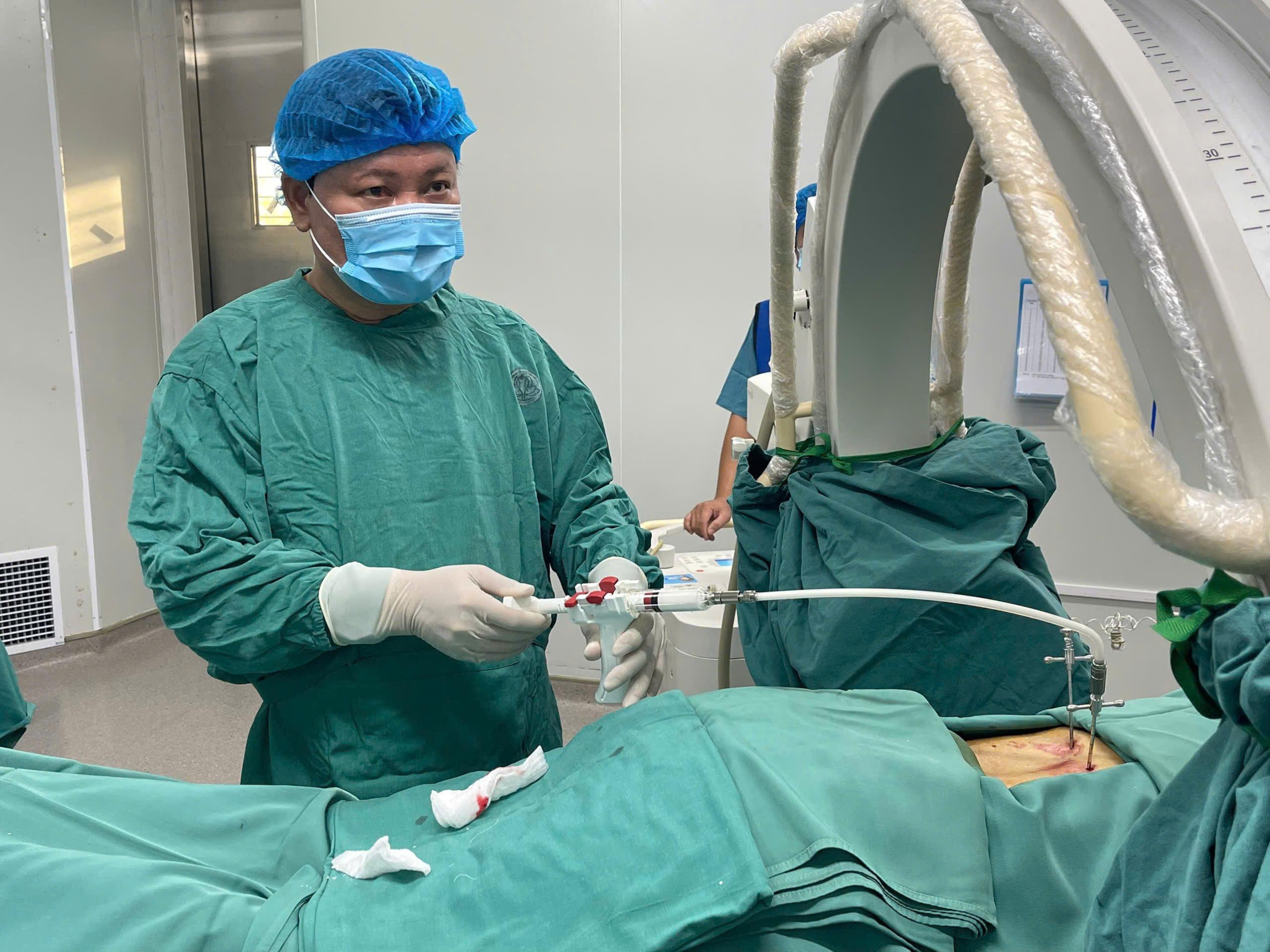 BỆNH VIỆN ĐA KHOA MÊ LINH THỰC HIỆN THÀNH CÔNG KỸ THUẬT BƠM XI MĂNG CỘT SỐNG
