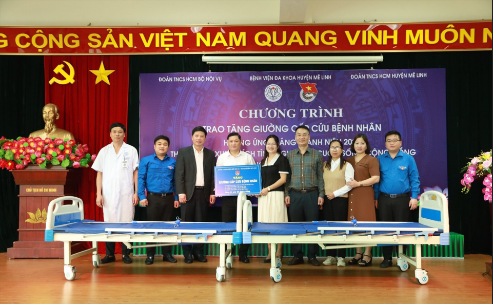 Huyện Đoàn Mê Linh phối hợp với Đoàn thanh niên Bộ Nội vụ trao tặng giường cấp cứu cho Bệnh viện Đa khoa huyện Mê Linh và Trạm Y tế các xã