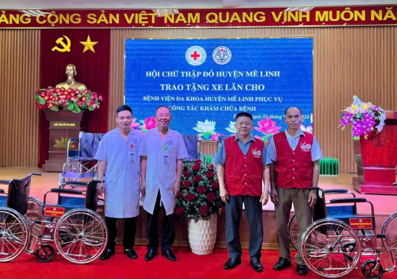 Hội Chữ thập đỏ huyện Mê Linh trao tặng 10 xe lăn cho bệnh nhân tại Bệnh viện Đa khoa huyện Mê Linh